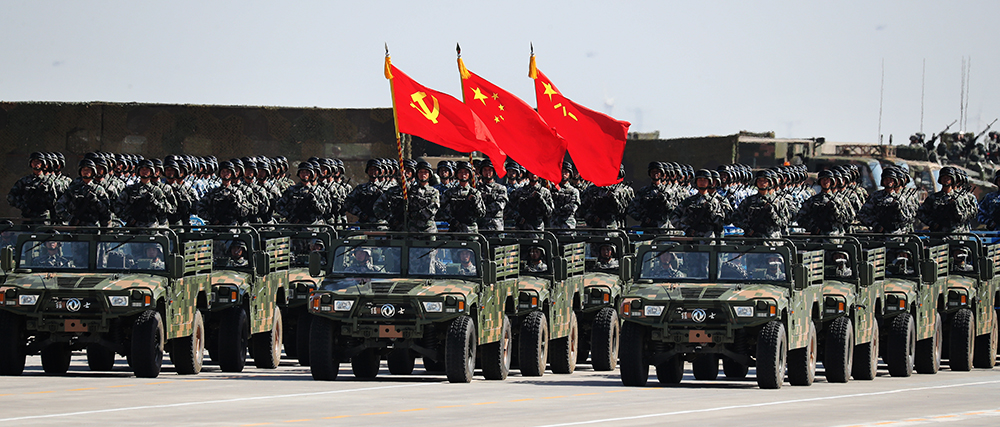 4个军种官兵联袂组成标兵方阵护旗,这在人民军队阅兵史上还是第一次.