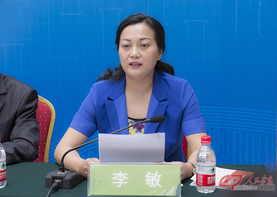 中共四川省宜宾市委常委,宣传部部长李敏在推介会上发言.