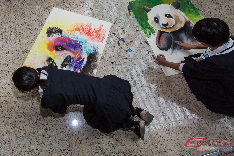 9熊猫与翠竹密不可分。这是北京汇文中学的学生现场画熊猫MAGP6309.jpg