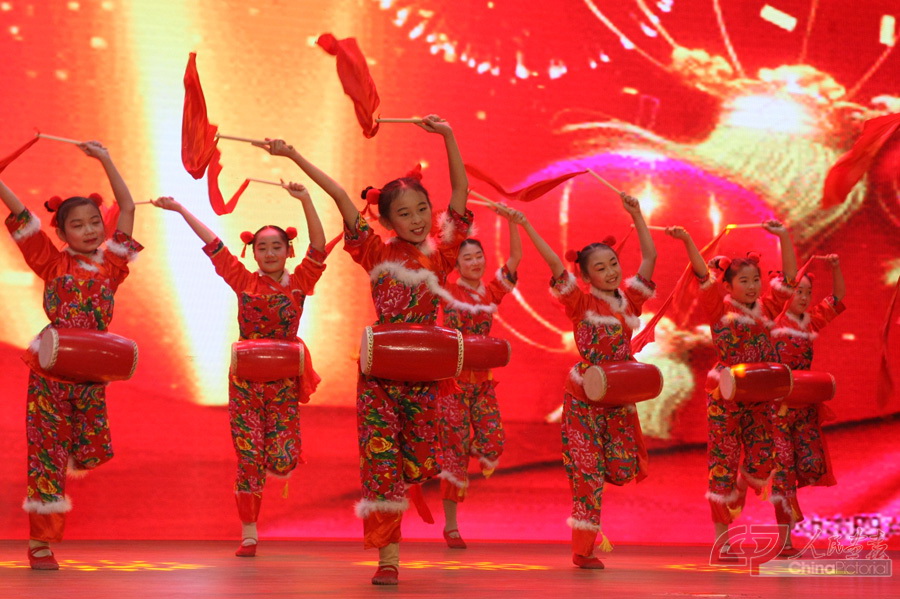 26. 北京市通州区宋庄镇中心小学表演《欢庆腰鼓》。.jpg