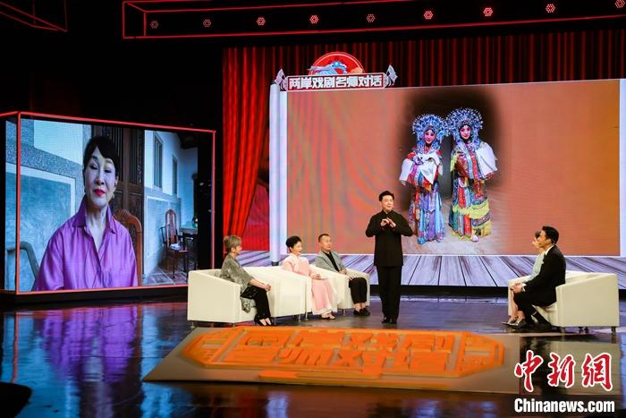 图为北京京剧院国家一级演员胡文阁(中)在主题对话环节中作即兴表演。北京广播电视台供图