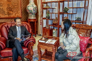中国驻澳大利亚大使马朝旭接见人民画报社编辑闻礼华。