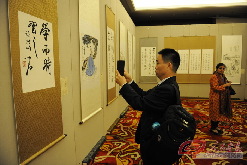 来宾参观展览 来宾参观展览