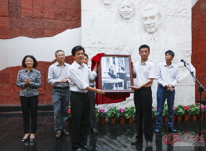 人民画报社向梅园新村纪念馆赠送周恩来审阅《人民画报》资料图片。这张图片被梅园新村纪念馆永久收藏。摄影：李国强