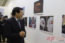中国驻俄大使李辉观看摄影展