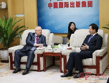 2014 年11月19日，局长周明伟与来访的俄罗斯科学院远东研究所东北亚文化比较研究中心主任、俄罗斯中国友好协会副主席、国际儒学联合会副会长卢基扬诺夫亲切会谈。