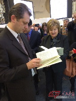 白俄罗斯总统办公厅副主任布佐夫斯基（左）、新闻部部长安娜尼奇（右）在我局展台阅读《习近平谈治国理政》。