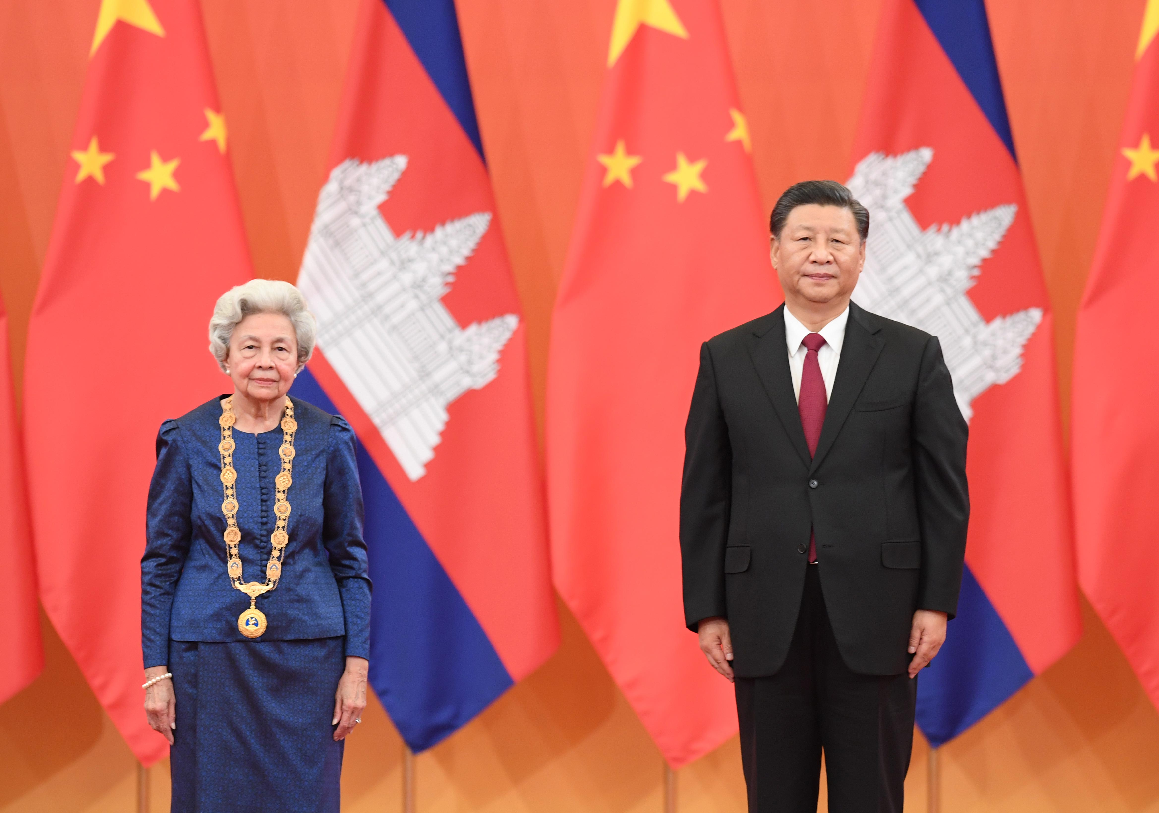 11月6日，国家主席习近平在北京人民大会堂为柬埔寨太后莫尼列举行中华人民共和国“友谊勋章”颁授仪式。