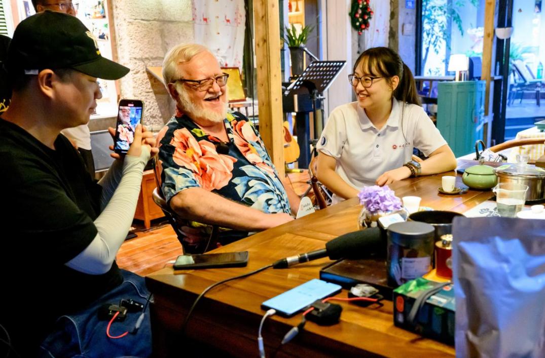 李·加德纳（中）在香悦云舍品福州茉莉花茶，与鼓岭青年相谈甚欢。受访者供图