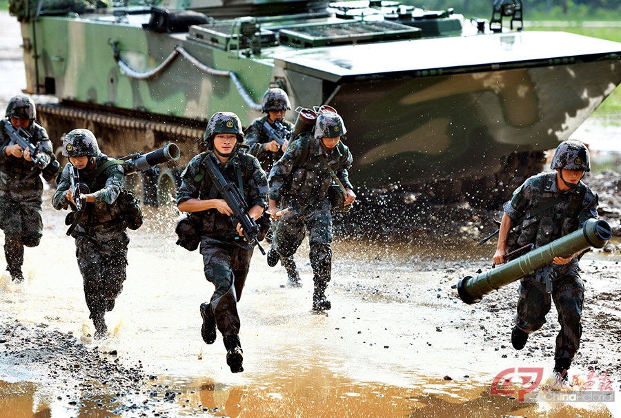 在高温暴雨下，六连官兵锤炼过硬军事技能。（张永进摄影）.jpg