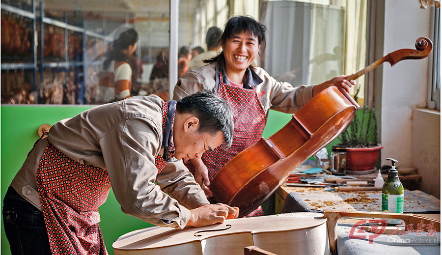 产业-086-河南省驻马店市确山县搬迁群众在小提琴厂务工.jpg