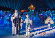 在大报恩寺老和尚与塔上风铃的引领下，小沙弥穿越时空，去领悟那盏“从来不需要点亮，也不曾熄灭过”的灯火。