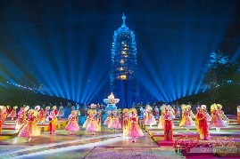 《报恩盛典》讲述了3个不同时空关于3盏不同灯火的故事，而大报恩塔的奇幻灯光，也成为演出中最为震撼的光影秀。