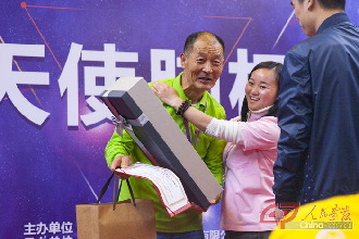 62岁的甄国亮选手，仅仅通过一个半月的训练，就到达了722分的成绩，赢得参赛选手和观众的敬意。