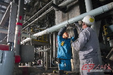华能天津IGCC电站项目于2008年11月公司成立，2009年9月开工建设，2012年11月投产发电，历经两年筹备、三年建设，三年稳定，实现了IGCC电站“安稳长满优”稳定运行。图为IGCC电站工人在维护设备。