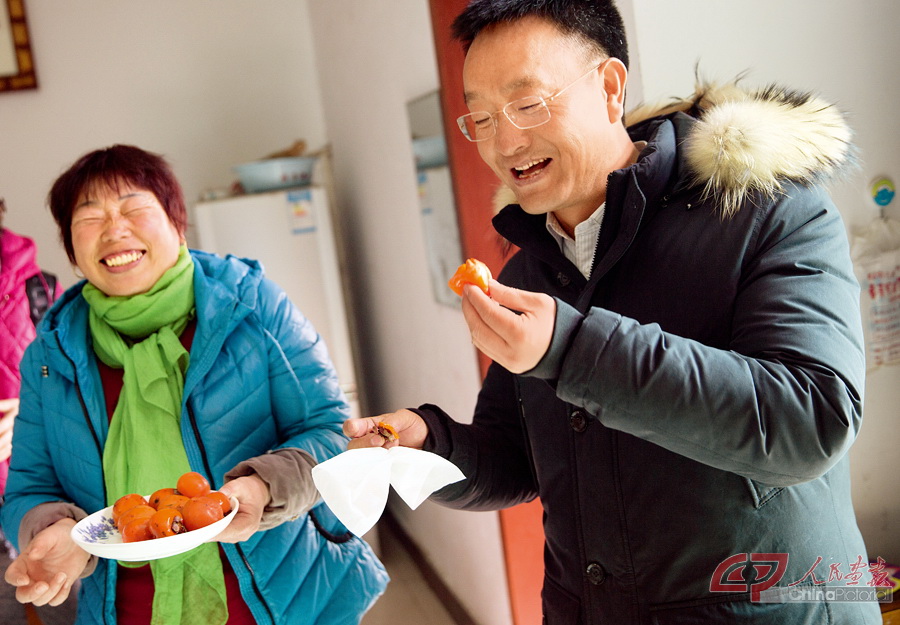 裴春亮在村民家 秦斌摄