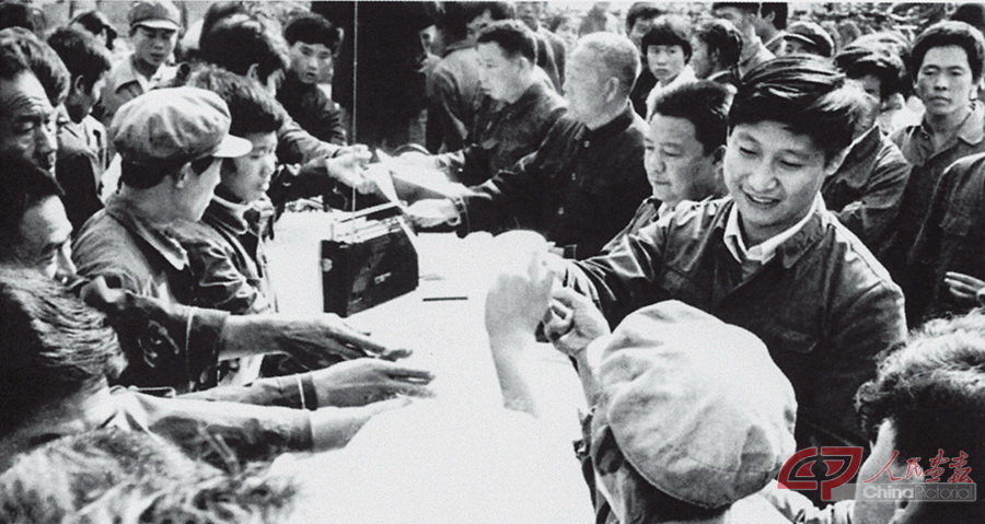 1984年10月，习近平在正定县街头发放《民意调查表》。.jpg