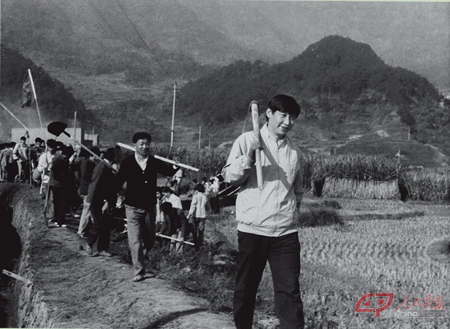 1989年，时任福建省宁德地委书记的习近平在农村参加劳动。.jpg