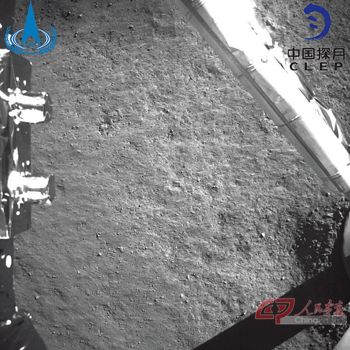 嫦娥四号探测器月球背面软着陆后降落相机拍摄的图像（1月3日摄）。20190108173154.jpg