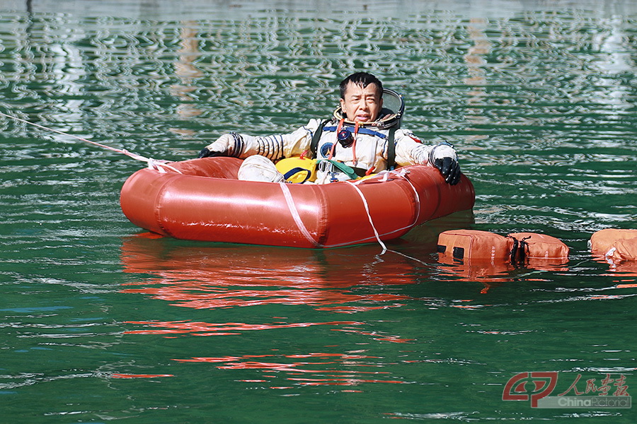 2020年09月08日 邓清明在进行水上出舱训练 摄影：徐部.jpg