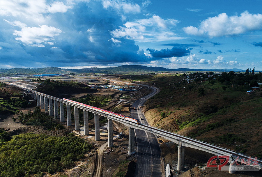 采用中国标准、中国技术、中国装备建造的肯尼亚蒙内铁路（蒙巴萨—内罗毕）沿线的马泽拉斯铁路大桥。 摄影 陈诚  新华社.jpg