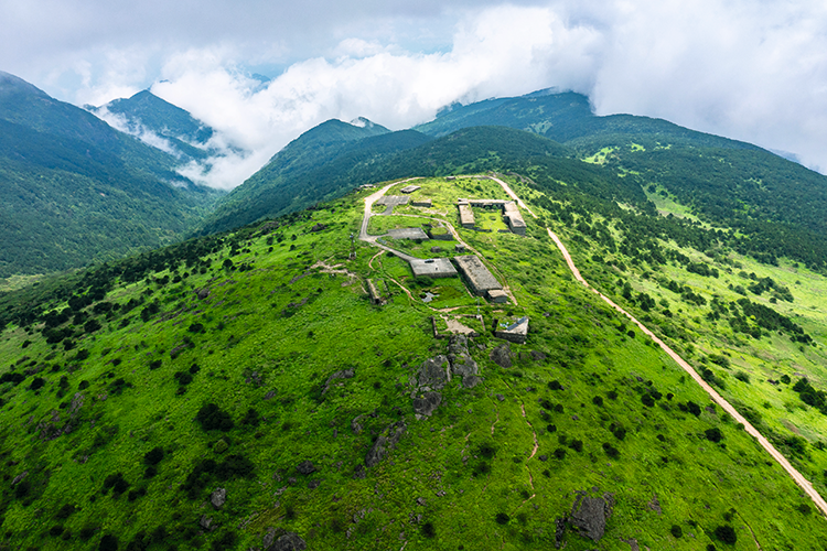 13黄岗山顶。黄岗山是武夷山脉最高峰，是整个华东六省一市地区的最高山峰，最高海拔2160.8米，为大陆东南第一峰，号称“华东屋脊”“武夷支柱”。.png