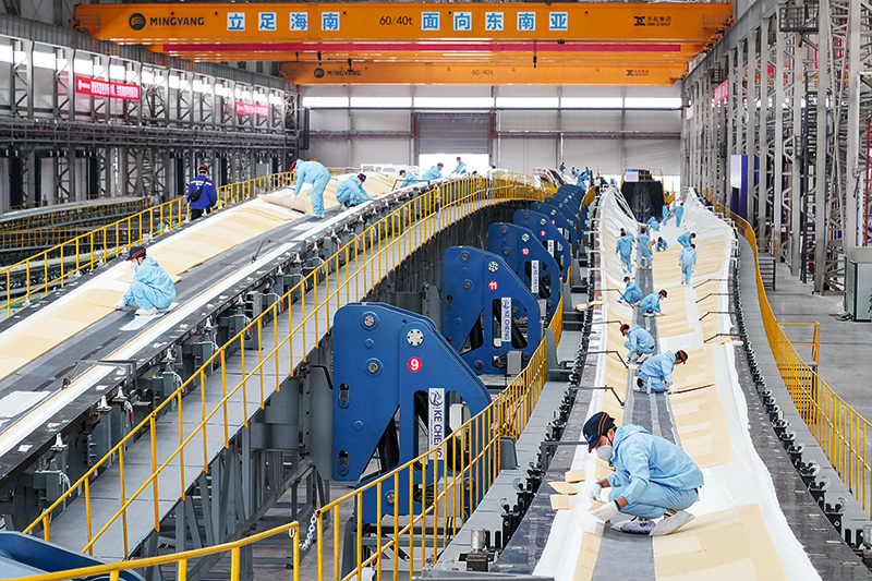 02月27日，在东方明阳新能源高端装备产业基地，工程人员正在制造MySE292海上超大型叶片。海南日报记者-武威-摄.png