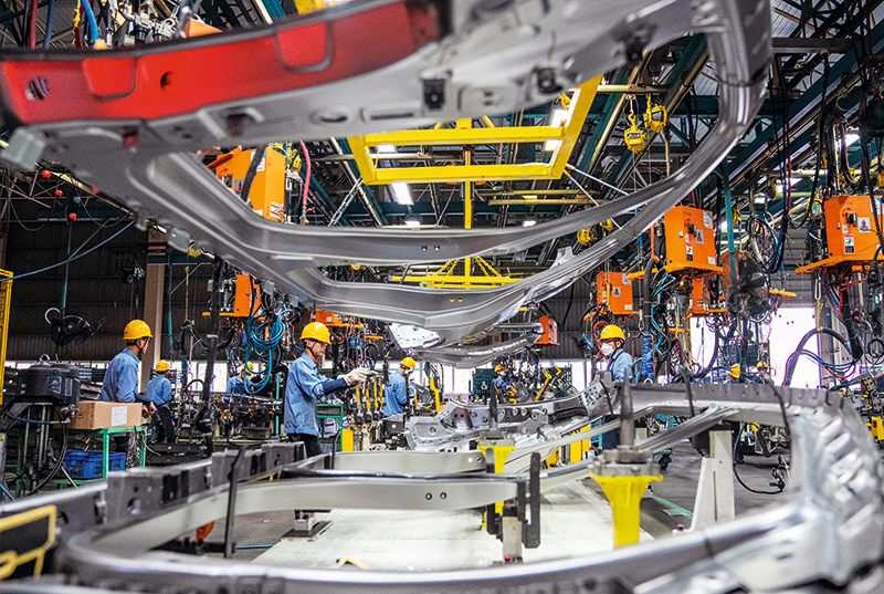 2月27日，在海马汽车海口基地生产车间里，工人在生产线上焊接海马氢燃料电池汽车7X-H的车架。海南日报记者-李天平-摄.png