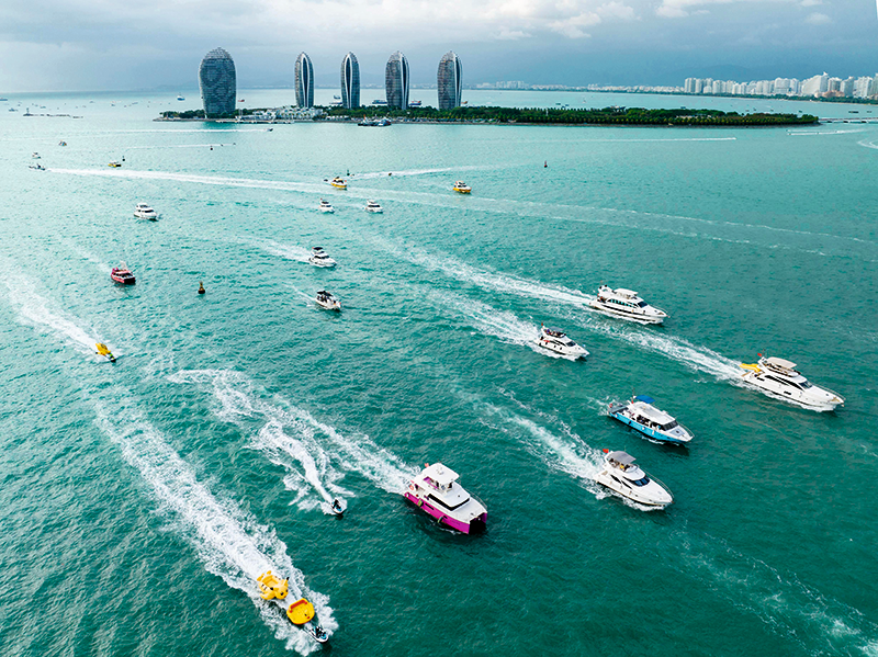 1月22日，在三亚湾海域众多游艇驰骋海面。海南日报记者-王程龙-摄.png