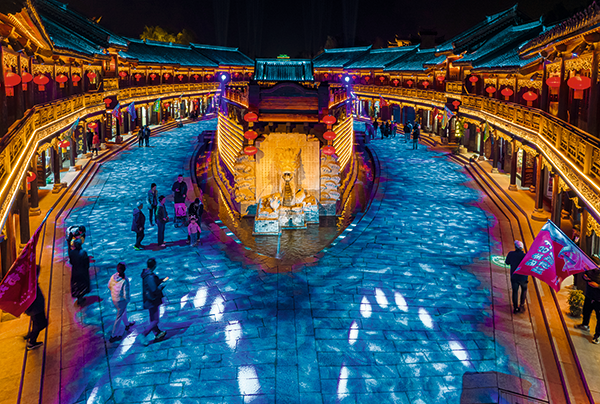 1.台儿庄古城-文旅局报送：台儿庄古城船形街-灯光秀航拍---摄影孔闯.png