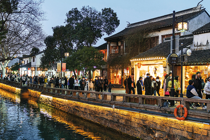 江苏苏州，人们在平江历史文化街区游览观光。-视觉中国-供图.png