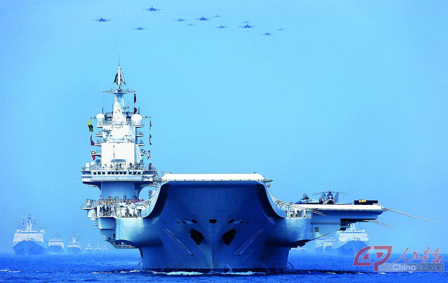 p78 58 南海大阅兵 。2018年4月12日，中央军委在南海海域隆重举行海上阅兵。这是辽宁舰航母打击作战群首次接受检.jpg