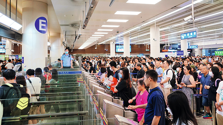 大批港澳居民经福田口岸入境大厅快捷通道通关。南方日报记者-鲁力-通讯员-黄俊生-彭馨荷摄.png