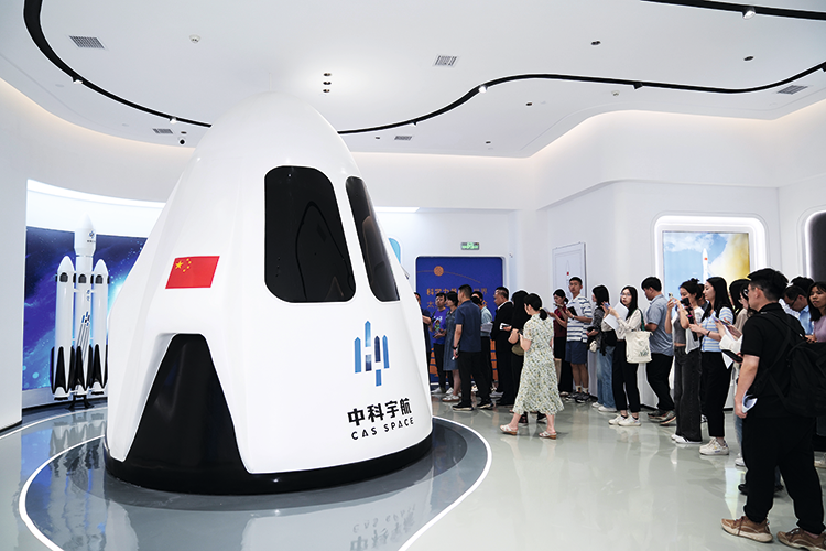 2024年5月15日，“高质量发展调研行”广东主题采访活动走进广州市的中科宇航等企业。工作人员正在介绍模拟返回舱。南方日.png