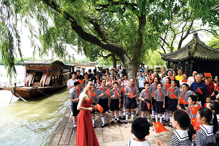 03-嘉兴南湖湖心岛，少先队员们在红船旁合唱。-摄影-王振宇(1).png