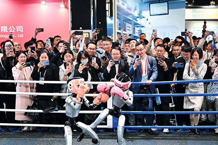 （徐志达）2025年“互联网之光”博览会宇树机器人拳击表演。.png