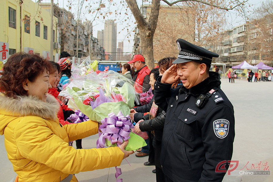 9.群众为网上雷锋吕建江献花.jpg