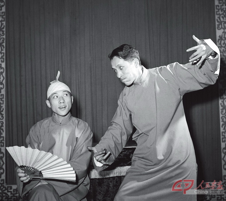 常宝华（右）、常贵田叔侄二人合演相声《黄鹤楼》。他们俩都是中国人民解放军海政文工团的演员。1961.jpg
