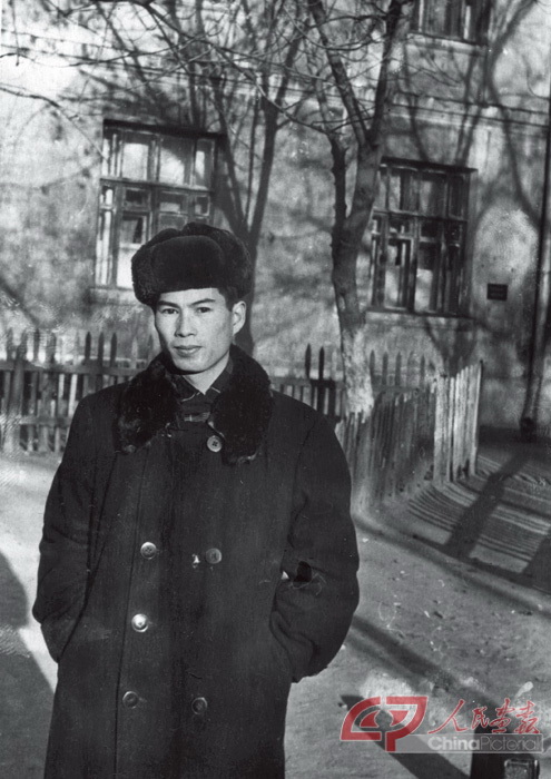 1955年顾老师在列宁师范学院宿舍前留影.jpg