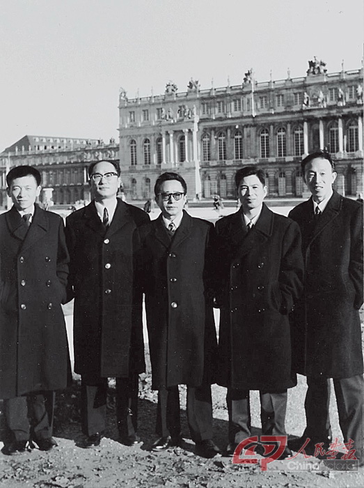 1974年，顾明远（右二）参加联合国教科文组织第18届大会。.jpg