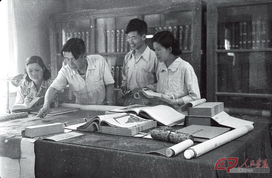 敦煌文物研究所常书鸿所长等在研究工作-1956年7月.jpg