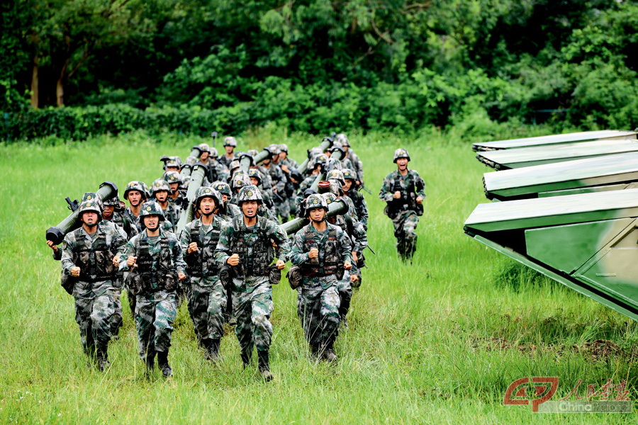 六连官兵在“硬骨头精神”鼓舞下 ，冲向战位。（张永进摄影）.jpg