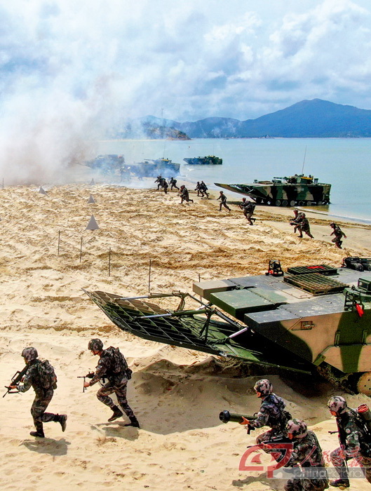 在实战化训练中，连队官兵向岸滩发起冲击。（张永进摄影）.jpg