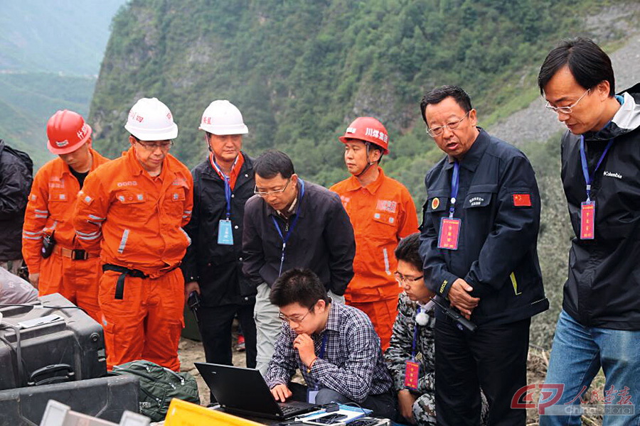 中国安全生产科学研究院工作人员开始调试边坡雷达 (2).jpg