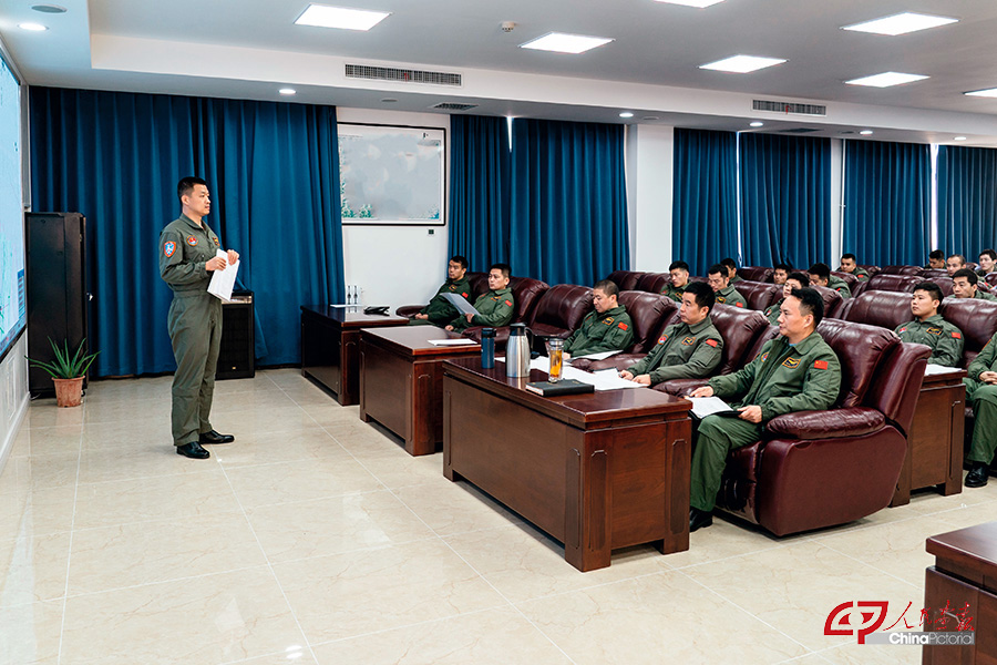 1.飞行教官和飞行学员进行飞行前协同和讲评——万全 摄 拷贝.jpg