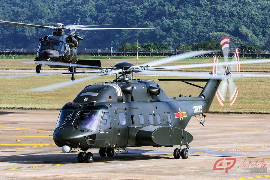 （直升机三选一）陆军航空兵直-20通用直升机、直-8L运输直升机飞行表演-2.jpg
