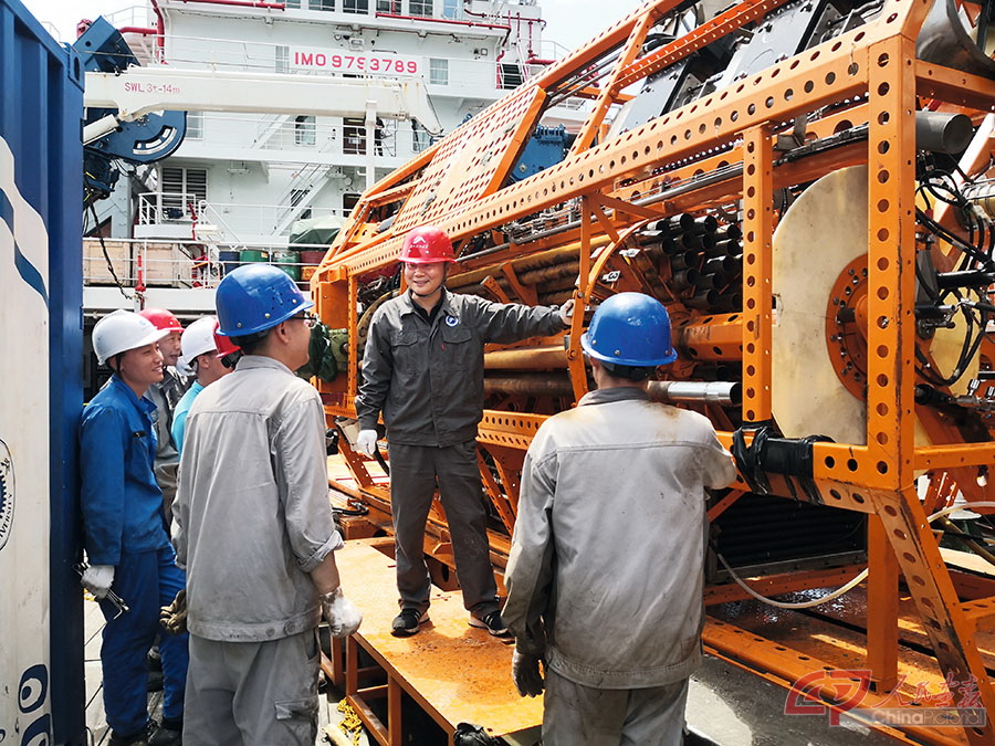 万步炎在科考船上为“海牛II号”团队讲解钻机设计原理。.jpg