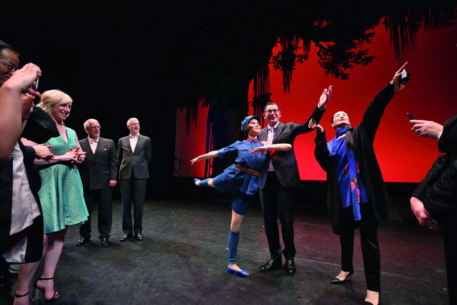 国际交流2017年2月15日--澳大利亚墨尔本艺术中心首演《红色娘子军》-维多利亚州州长丹尼尔·安德鲁斯先生受到首演盛况.jpg