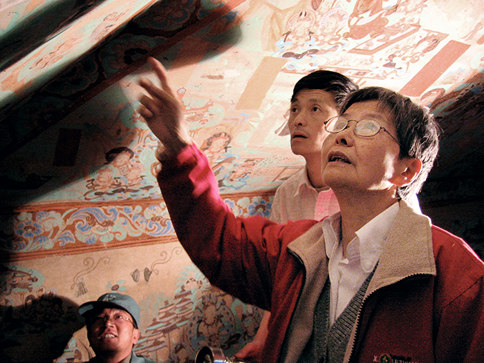 0开篇备选-樊院长在莫高窟第85窟壁画修复现场检查工作.png