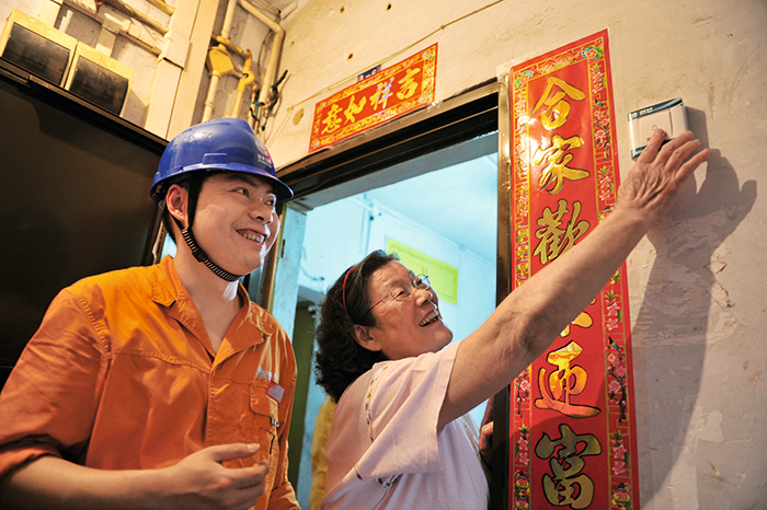 2012年6月18日，成都供电公司“爱心闪灯”助残行动正式启动。图为高新共产党员服务队为结对帮扶老人安装爱心闪灯。（徐艺.png